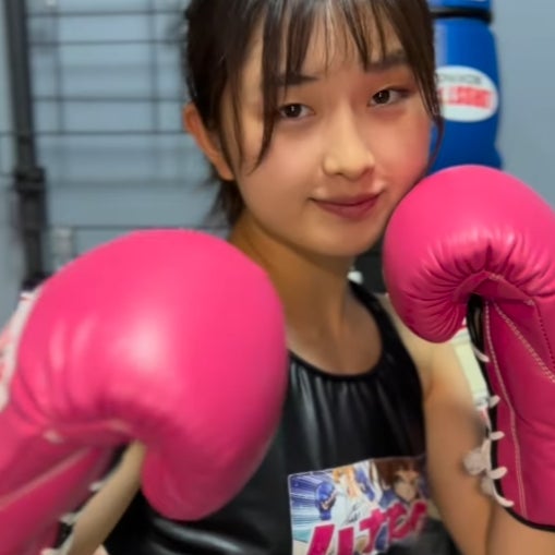 女子キックボクサー・辻井和花、自身の「大切な相棒」と共にシャドーボクシング！細いウエストあらわな姿に「可愛くてカッコいい」