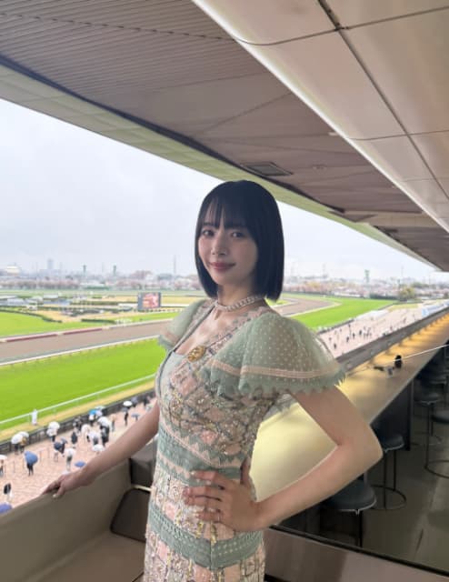 美人雀士の素敵ドレス姿で桜花賞を満喫？皐月賞でのリベンジを誓う
