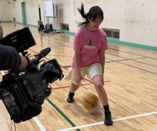 「可愛いですね！」美女リポーター、バスケ女子に！”3Pシュート＆レッグスルー”も披露しファン大歓喜