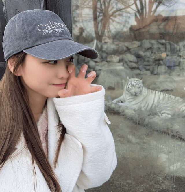 瀧脇笙古、ホワイトタイガー前で“肉球ポーズ”「癒されてました」