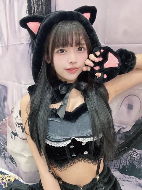 「舌出したまらん！」女性アイドルが可愛すぎる黒猫姿を披露