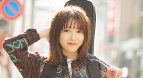 「ギタリストるか最高すぎる！」小泉遥香、クールなギターショットにファン大興奮