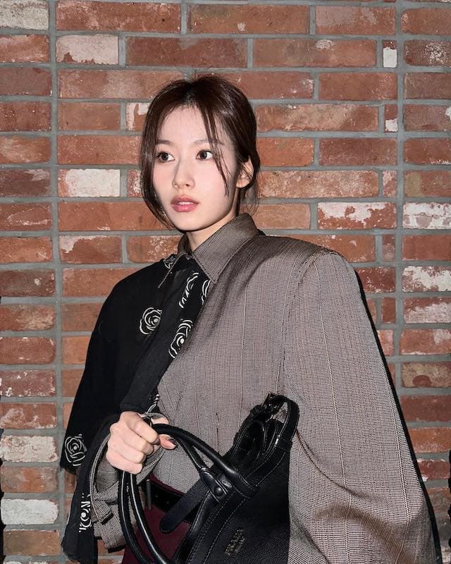 TWICE・サナがお洒落すぎるブラウンコーデを披露🤎✨