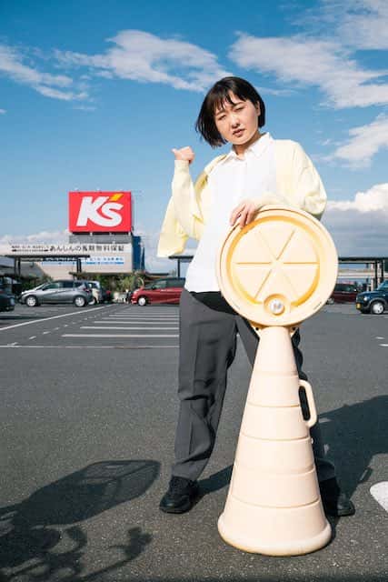 かっこよくポーズ決めているけど...あの人気女芸人の暑そうな1枚が話題に