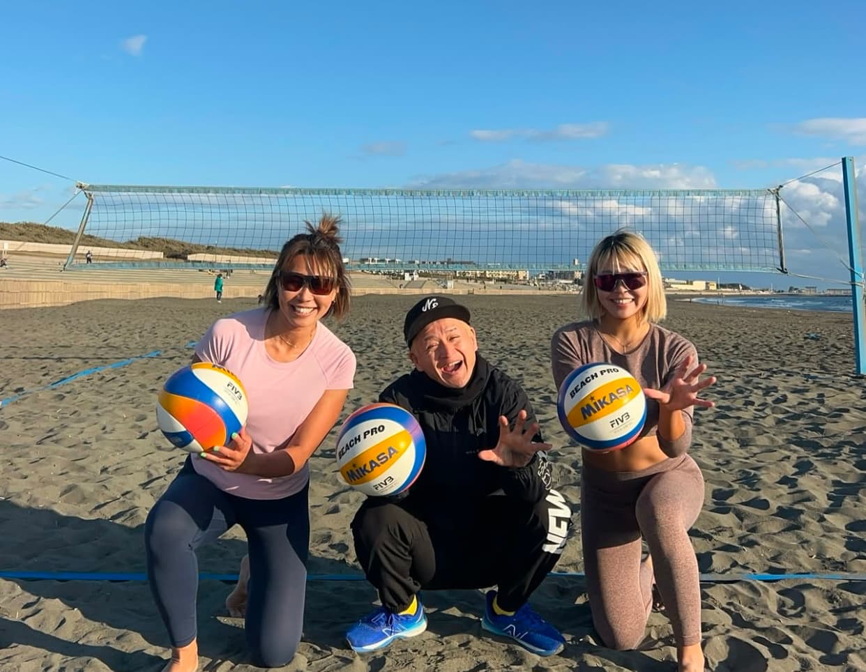 ガリットチュウ・福島善成と10年以上の仲！？ビーチバレー・浦田景子＆浅野美波と仲睦まじい3S公開！