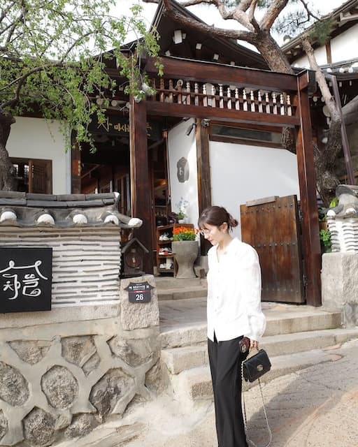 山本里菜が韓国のカフェを訪問！ファンからいいね続々