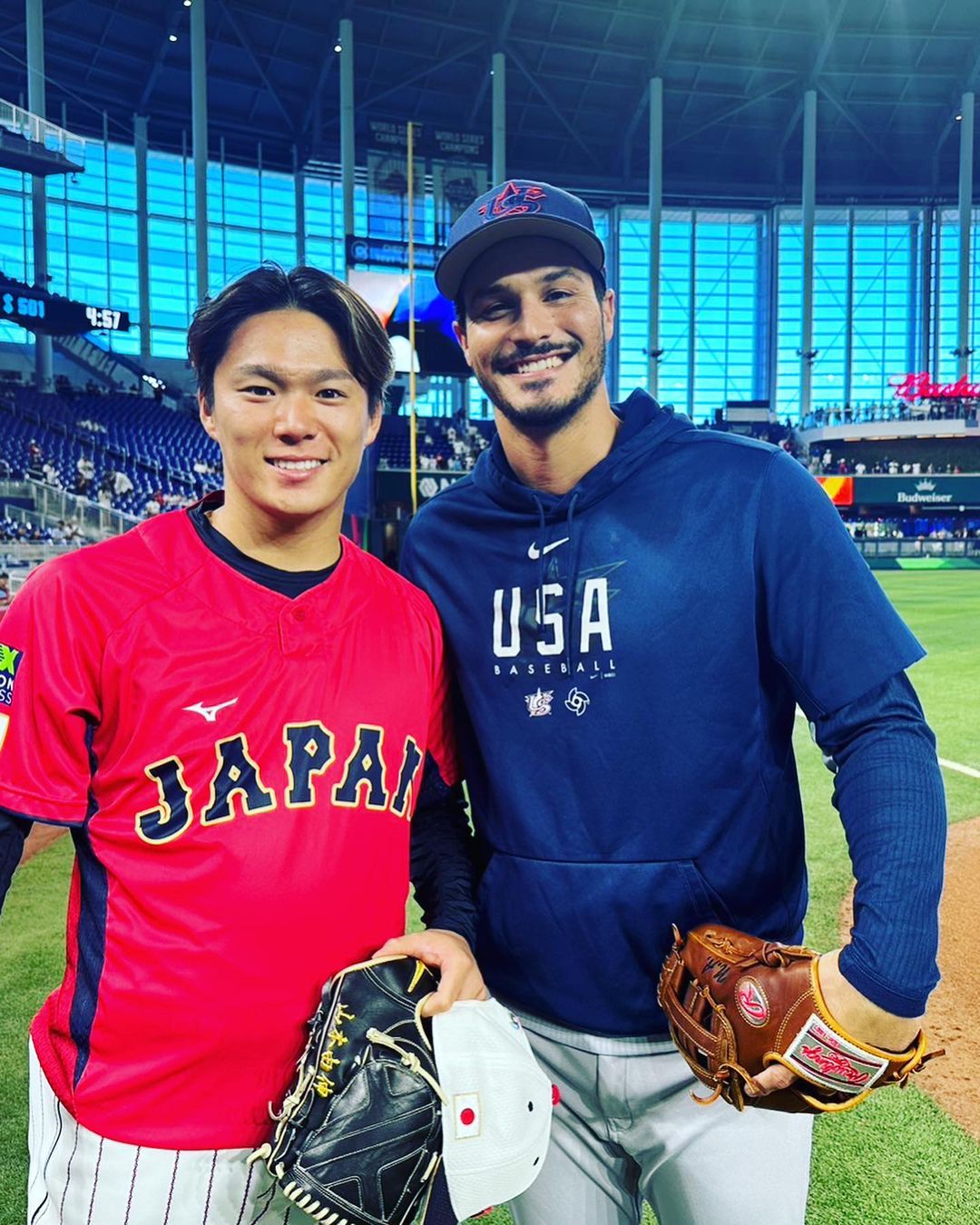 山本由伸がWBC決勝で活躍した”あの選手”との2Sを公開📸 「写真でもオーラがある！」ファン歓喜❢