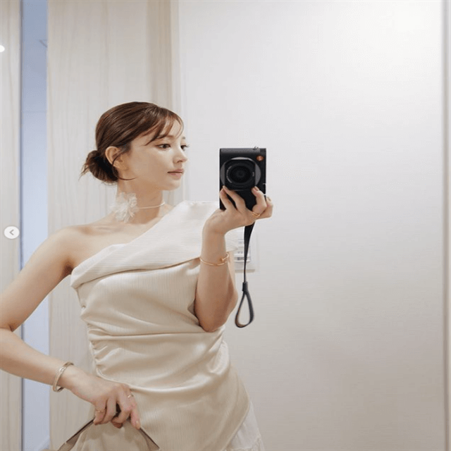 美人モデル「麻亜里」の”艶やかアシメオフショルダー”ショットにファン惚れ惚れ