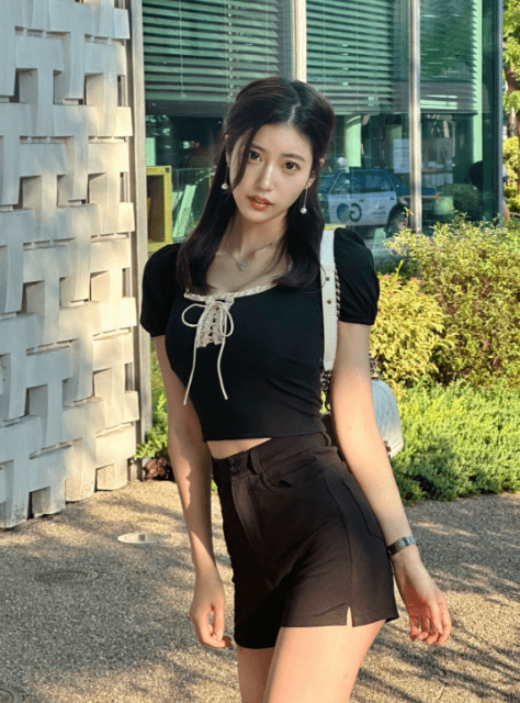 阿部なつきの美スタイル際立つ「ショーパン×ヘソ出し」ショットでファン魅了！