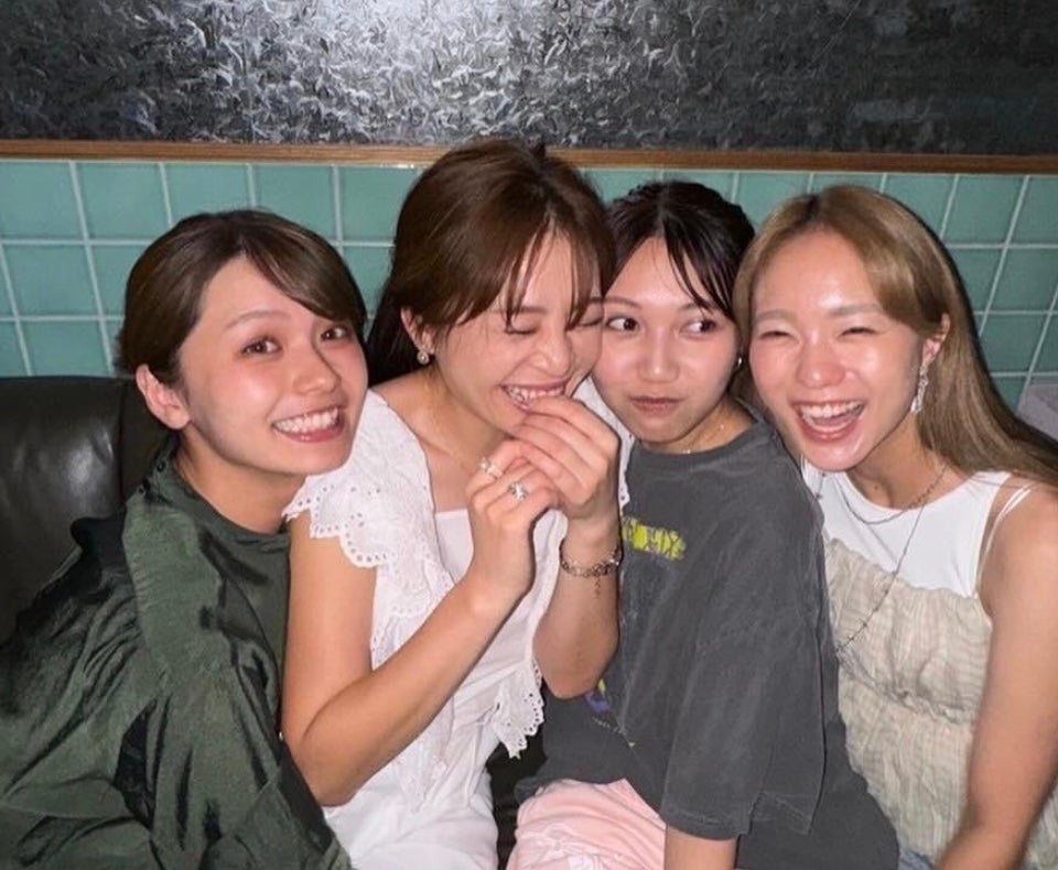 「くっついててかわいい4人！」大人な女子会が話題に！