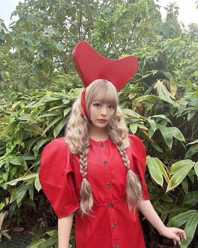 トランプのクイーン実写版！？きゃりーぱみゅぱみゅが可愛すぎるスタイリングを披露❤️🖤