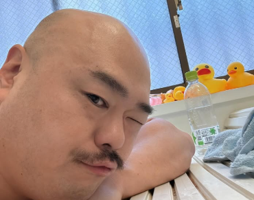 クロちゃん、「ちゃぷちゃぷ」投稿で温泉気分を満喫？ユーモア溢れる一幕！