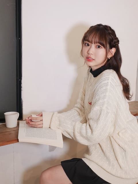 「雰囲気は出てるw」モデル 八伏紗世の一見知的な〇〇彼女ショットにファン爆笑！?