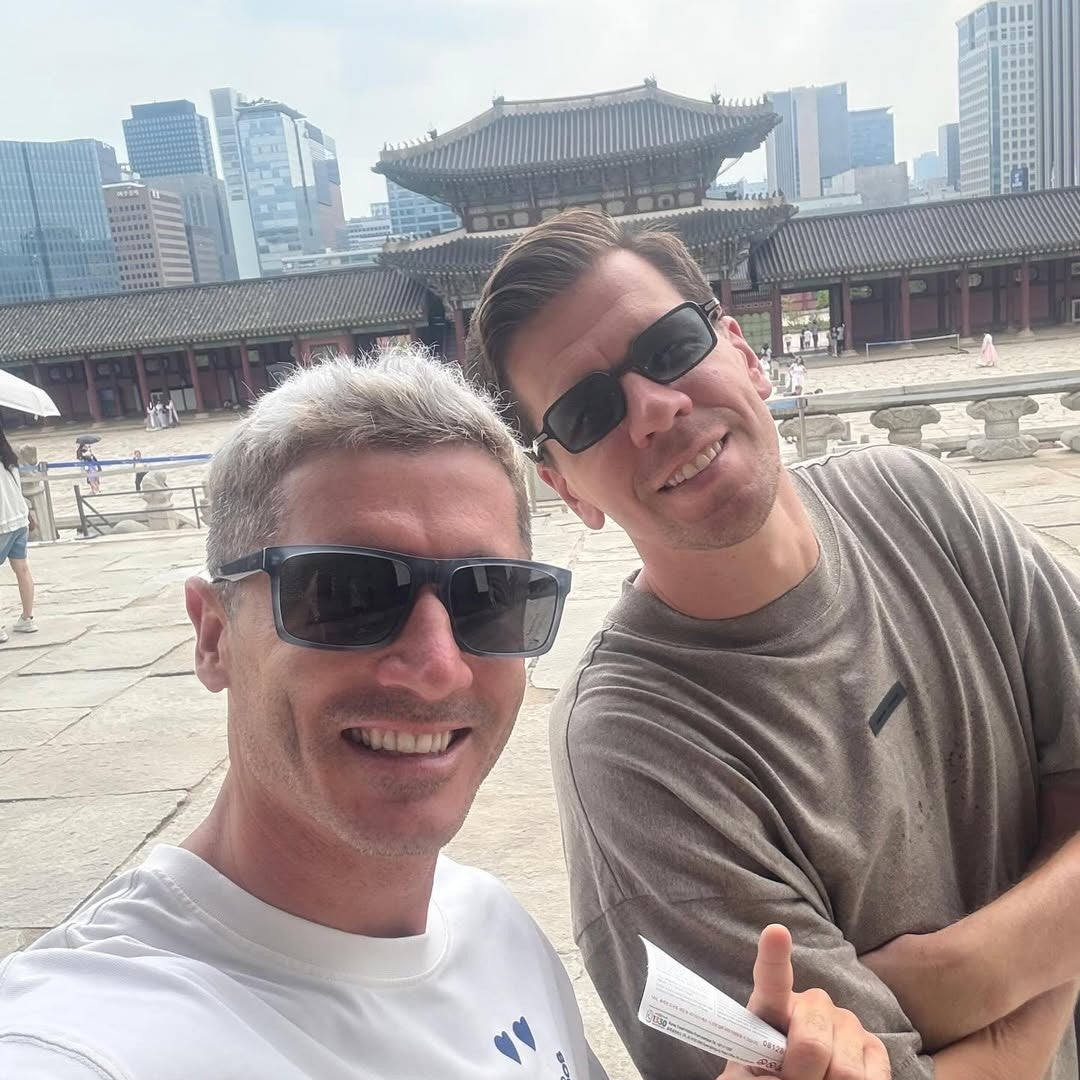 バルサのレヴァンドフスキ「ついこの前の懐かしい思い出」と韓国オフショを投稿。チームメイトと観光を楽しむ姿も。