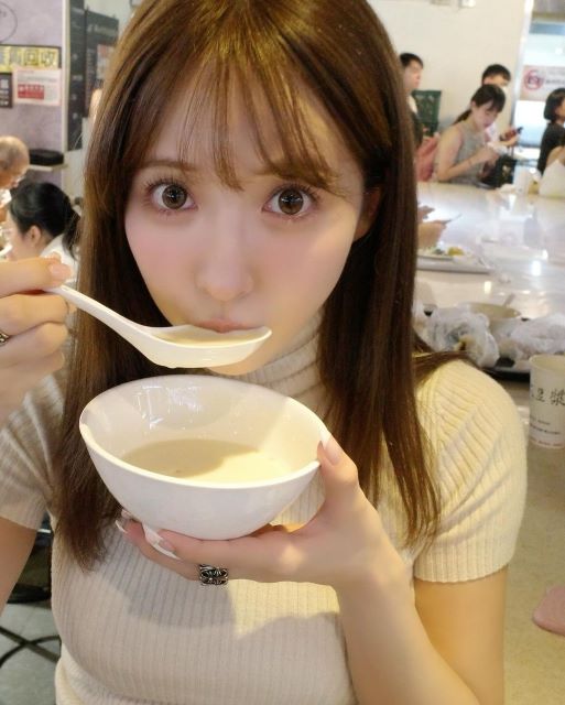 三上悠亜「台湾朝食デート」なショットが可愛すぎると話題！