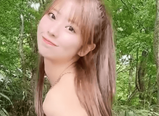 人気モデル、地元富山を堪能！木々が美しい緑のスポットで魅せたポージングムービー！”可愛いコメント大渋滞”「可愛いコーデだね」