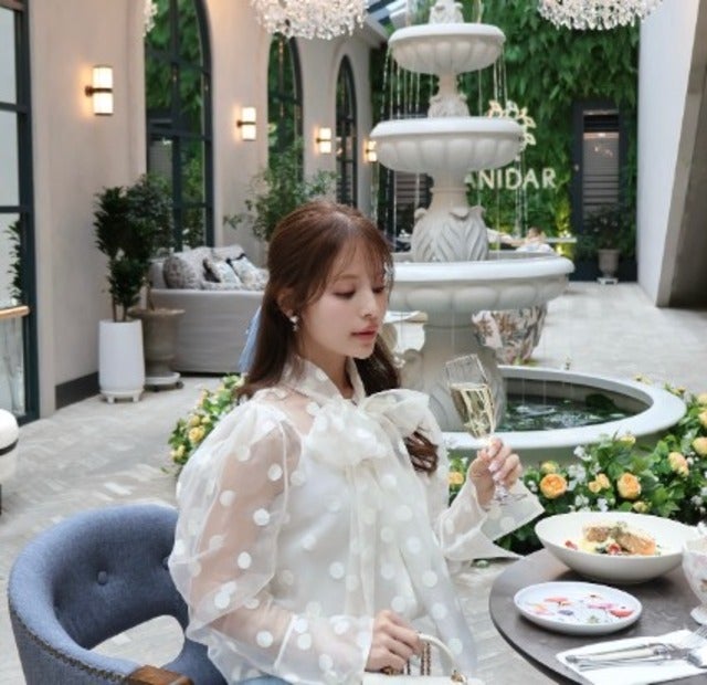 小沼瑞季が韓国のテラスに噴水のあるおしゃれなカフェへ！