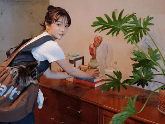 「新居のリビングほぼ完成なり！」フォロワー30万超人気モデル、ニューホームのリビングショットにファン注目の眼差し！