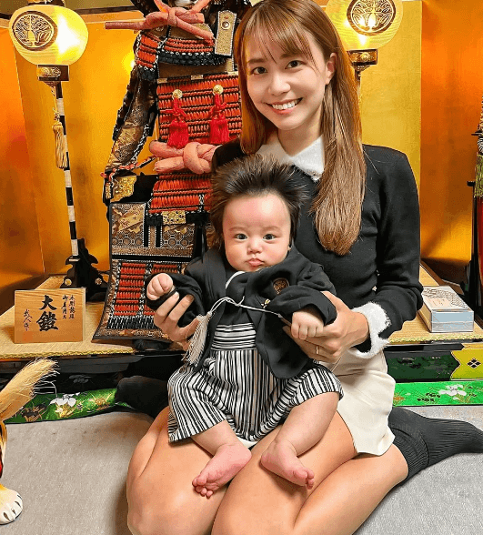 「天使の顔が美しい女神」愛息の初節句を迎えた美女ママゴルファー、サムライバック＆参拝フォトにファンほっこり