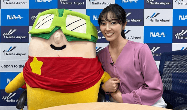 「羨ましい、妬ける…」ランナー兼任の美女リポーター、マスコットキャラと”ラブラブ腕組み2S”を披露！「すんごい美人」