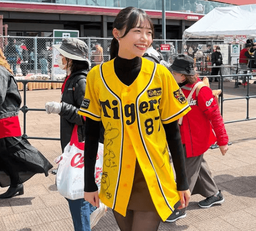 「まけほーっ」野球美女子、涙の敗戦報告！スタジアムショットにファンの拍手＆エール飛び交う「プラスに考えよ」「ユニ姿似合うし、めっちゃ可愛い」