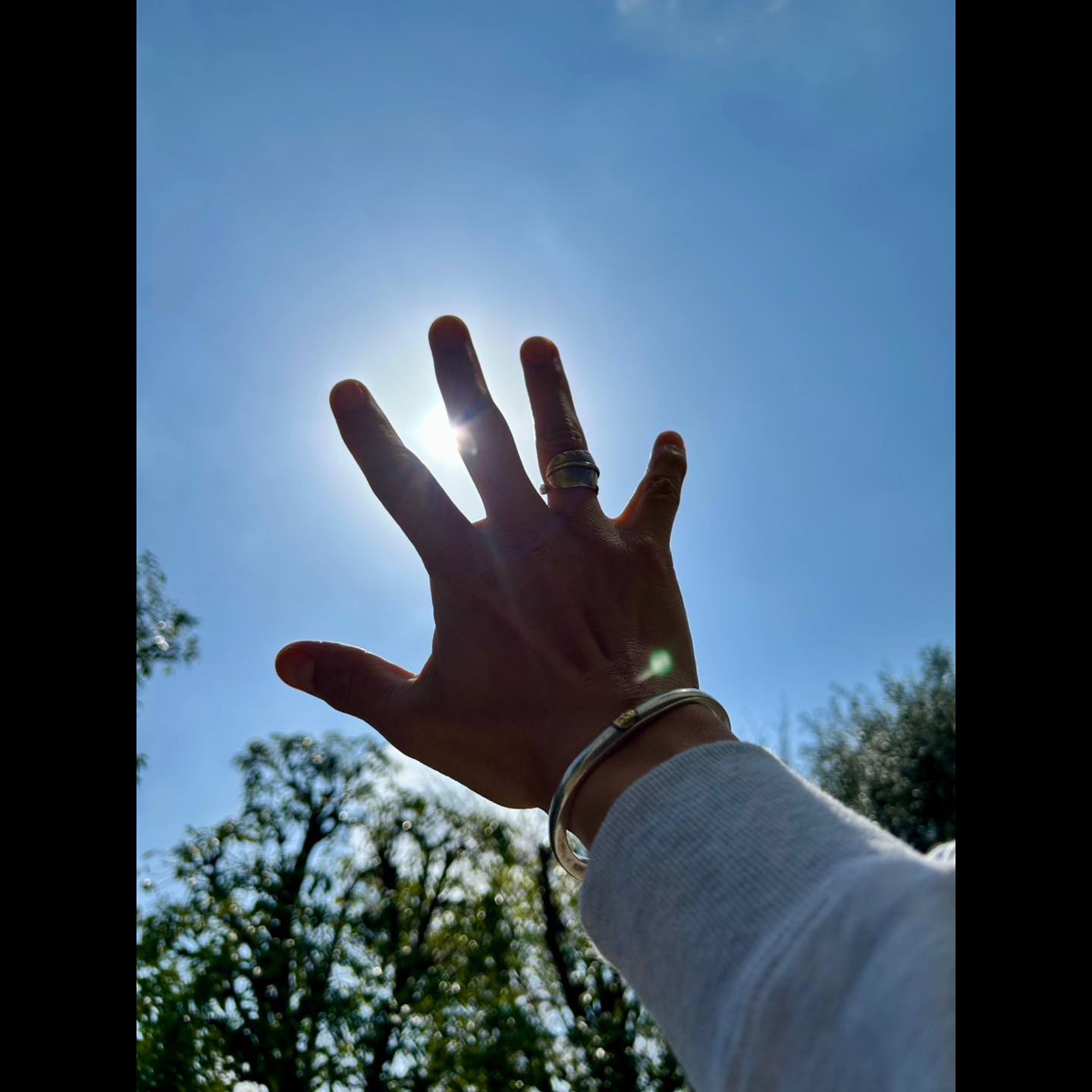 木村拓哉が陽射しに照らされて…最新オフショットを公開