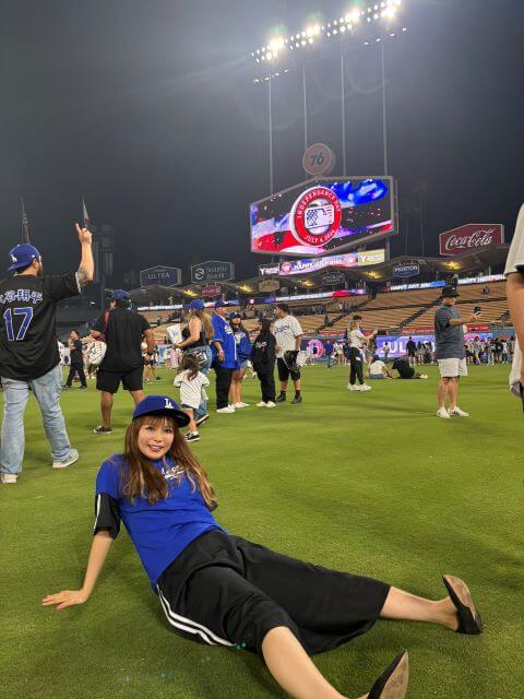 大人気女性タレントが大谷翔平の本拠地で大の字に レアショットにファン歓喜