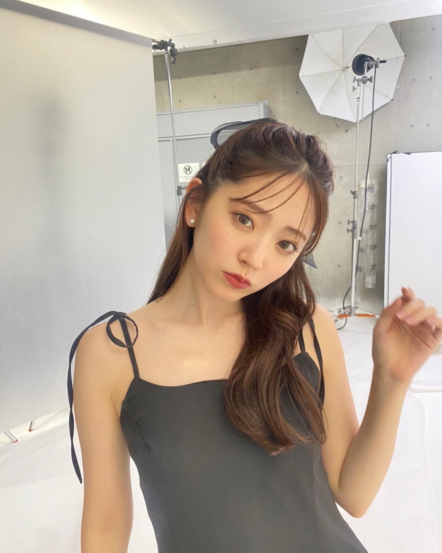 鈴木愛理、ハーフアップのオフショットがかわいすぎっる！💓👸「可愛すぎやろ」「お人形さんだ🥹」の声
