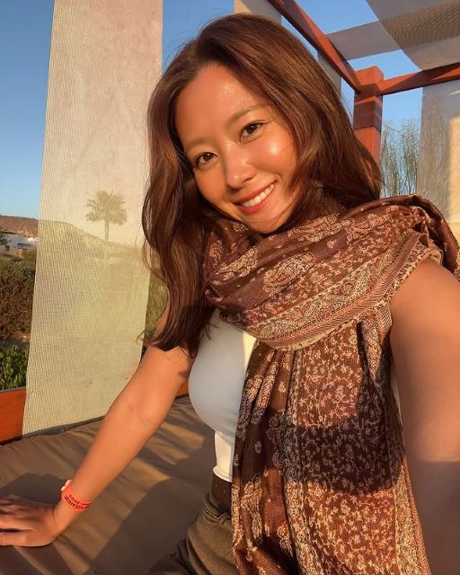 白波瀬海来、モロッコの街並みでパシャリ！ショーパンスタイルのヘルシー小麦美肌にファン歓喜