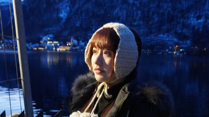 佐々木彩夏が異世界の絶景・ハルシュタットを満喫！「美しすぎる」と話題に