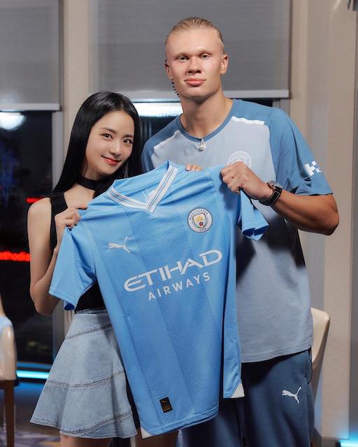 ⚽️「レアすぎる…」ハーランドの横に立つ美少女の正体は…💖