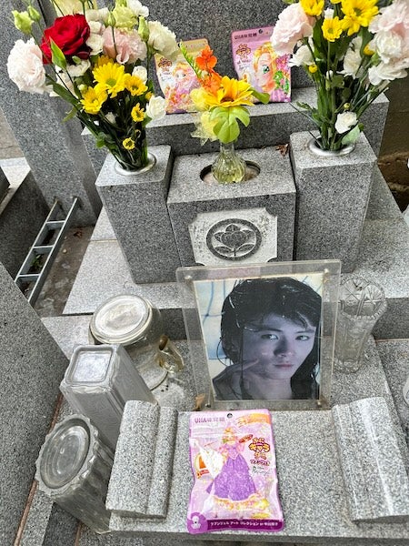 「意外すぎるお供え物」が話題に 中川翔子が父・勝彦のお墓参りへ