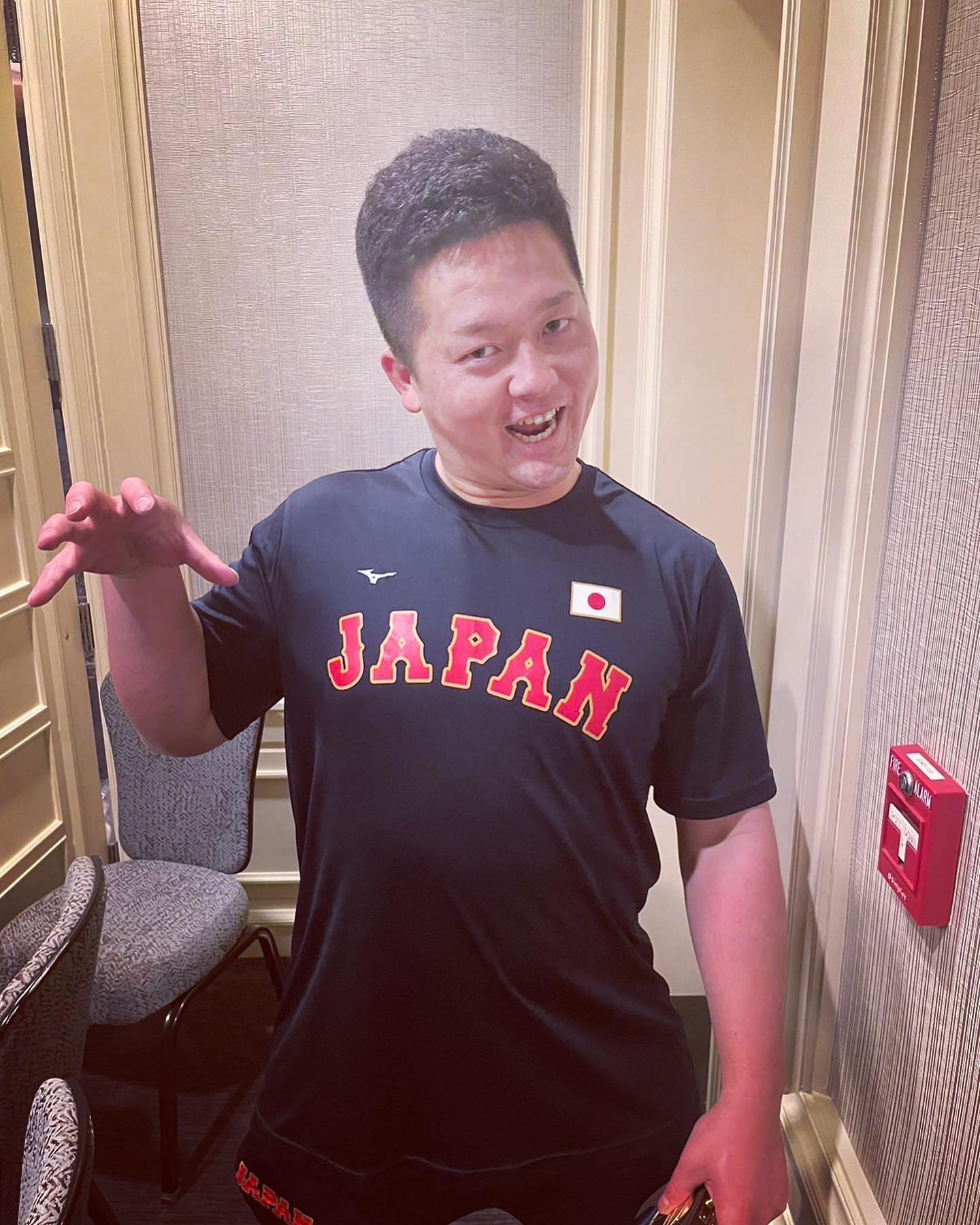 岡本和真がWBCで大活躍を見せた牧秀悟の爆笑ショットを披露😂