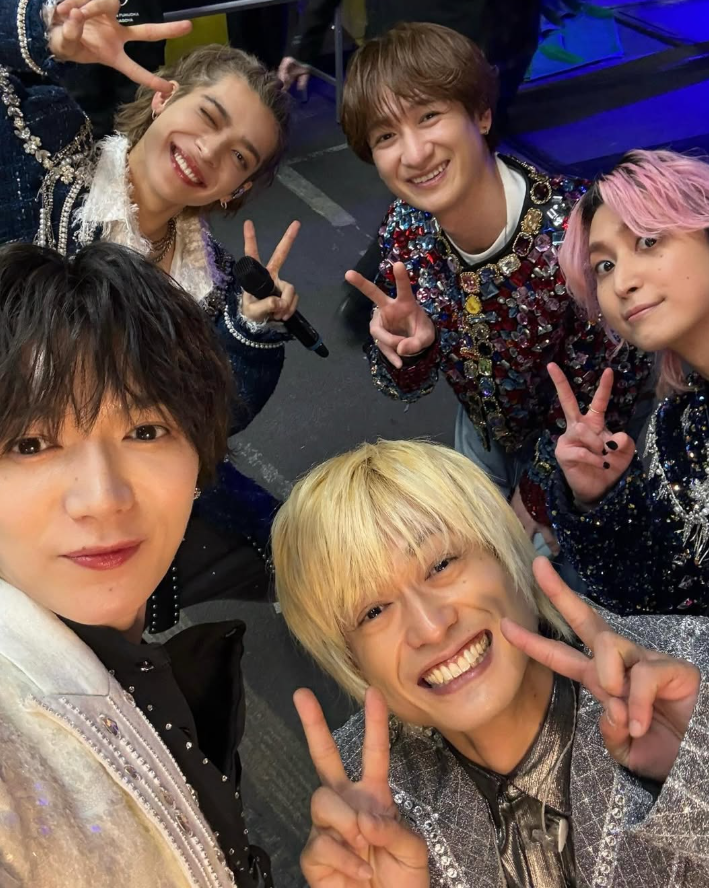 七五三掛龍也、カウコンのシャッフルメドレーで「噂のキッス」歌唱　共演4名との集合ショットも公開