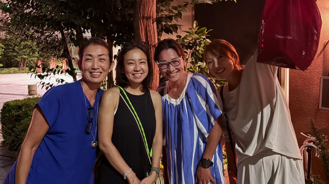 「久々に日本に帰ってきたお友だちと再会」伊達公子、テニス仲間と笑顔の再会