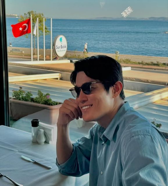 「トルコと私。」鈴木亮平、サングラスのスマイルショットがイケメンすぎると話題に！