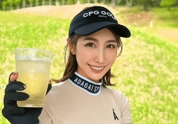 「ナイスコーデ、可愛い」ゴルフ美女子、一ヶ月ぶりのゴルフを堪能！エレガントコーデにファン歓喜「美しい」