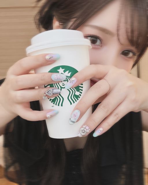 かす 星やハートなどで彩られたネイルを披露！「可愛すぎるから爪1枚ちょうだい？」