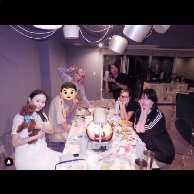 鈴木奈々が人気モデルのお家へ！最新ショットを公開し話題に