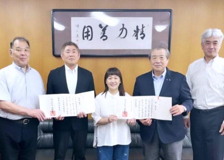 講道館にて谷亮子、上村春樹館長から七段証書を授与される