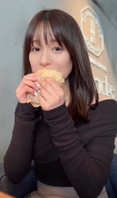 「食べるの夢中で話聞いてる？(笑)」「半分聞いてなさそうでかわいい」織田奈那の“もぐもぐショット”が可愛すぎると話題！