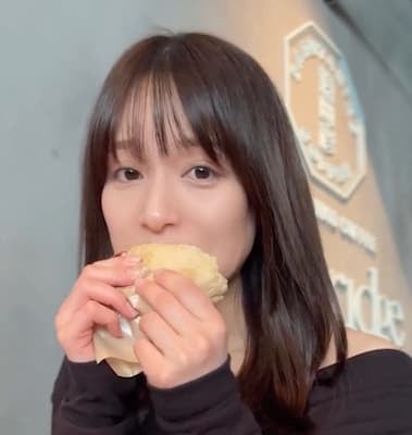 「食べるの夢中で話聞いてる？(笑)」「半分聞いてなさそうでかわいい」織田奈那の“もぐもぐショット”が可愛すぎると話題！