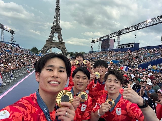 「エッフェル塔をバックに最高の写真ですね」体操男子団体がセレモニーに参加