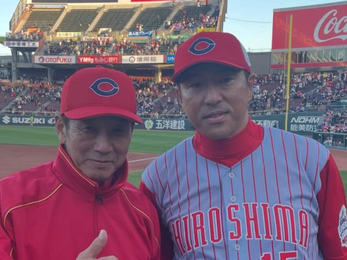 元広島・高橋慶彦、後輩2人とのツーショット写真を披露