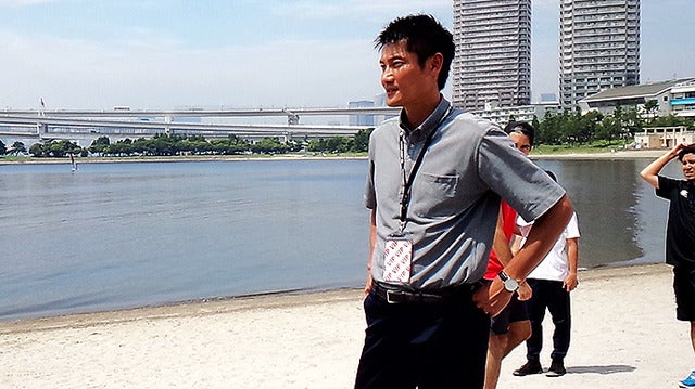 朝日健太郎、お台場の砂浜で仲間と語る…日本代表チーム、日本経済は？