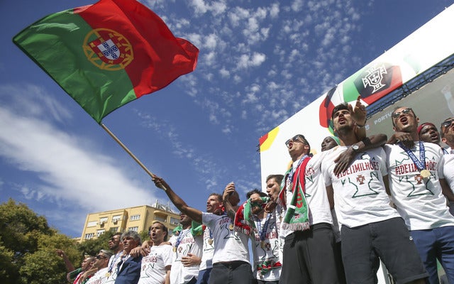 EURO制覇のサッカーポルトガル代表が凱旋「歴史を築けた」