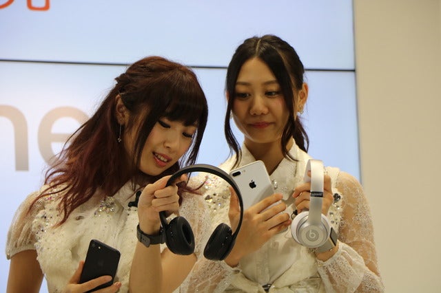 auのiPhone7発売記念イベントにSKE48の5人が登壇（2016年9月16日）撮影：山本有莉