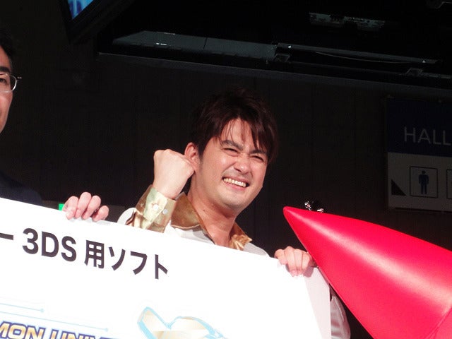 「デジモンユニバース アプリモンスターズ」（アプモン）記念ステージに登壇したAMEMIYA《撮影 大野雅人（Gazin Airlines）》