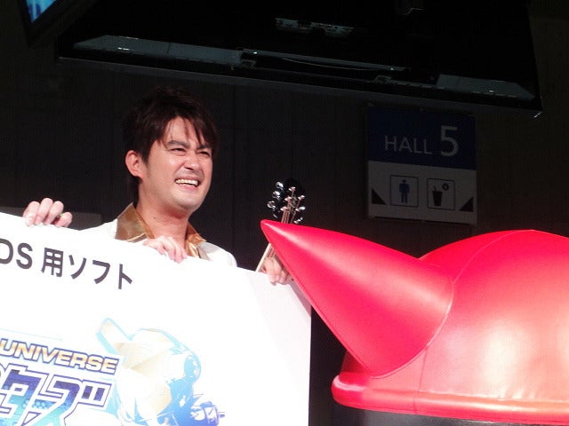 「デジモンユニバース アプリモンスターズ」（アプモン）記念ステージに登壇したAMEMIYA《撮影 大野雅人（Gazin Airlines）》