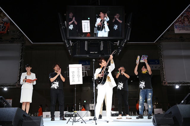 「デジモンユニバース アプリモンスターズ」（アプモン）記念ステージに登壇したAMEMIYA（バンダイナムコエンターテインメント）